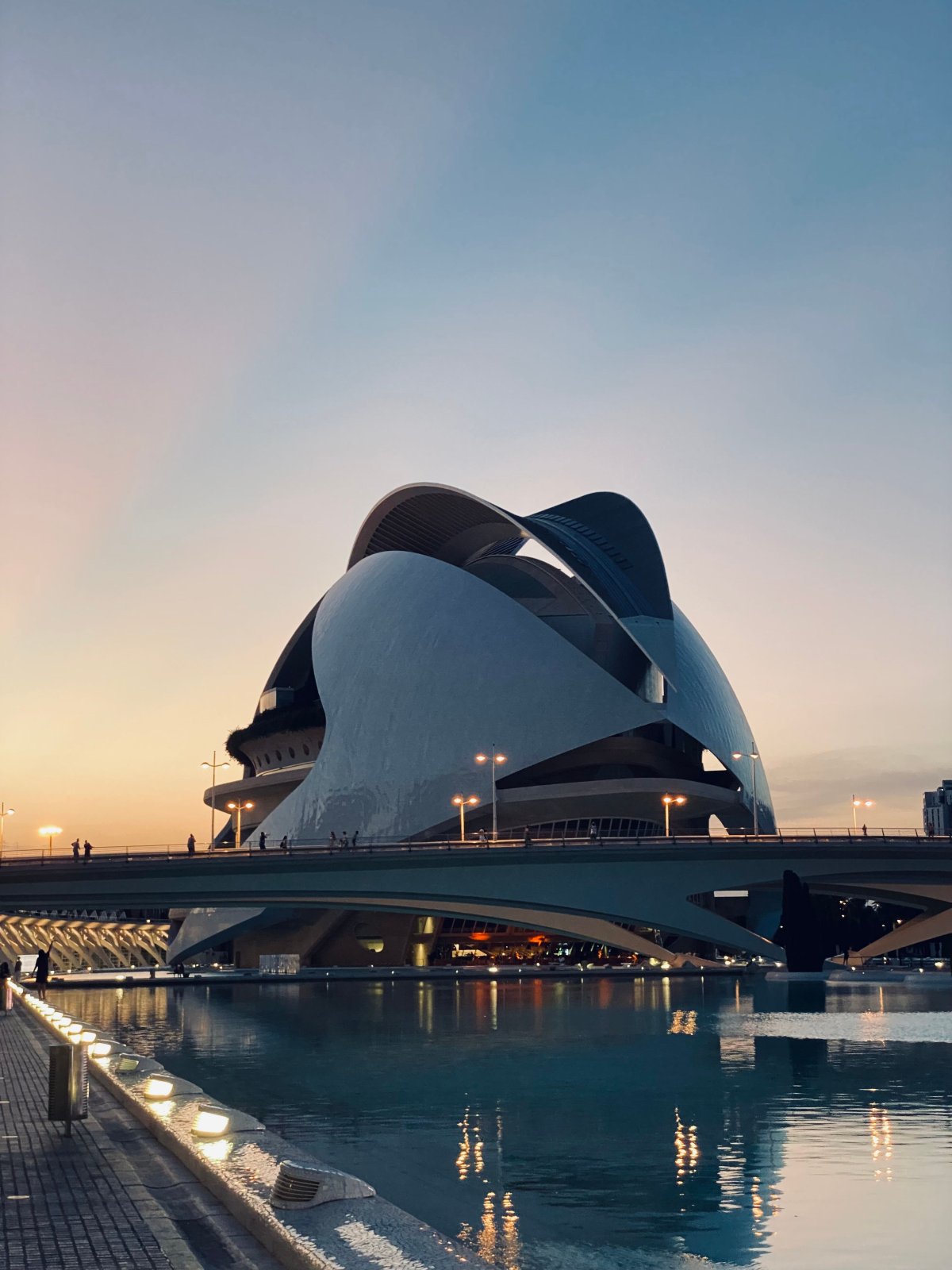 Palau de les Arts bei Sonnenuntergang